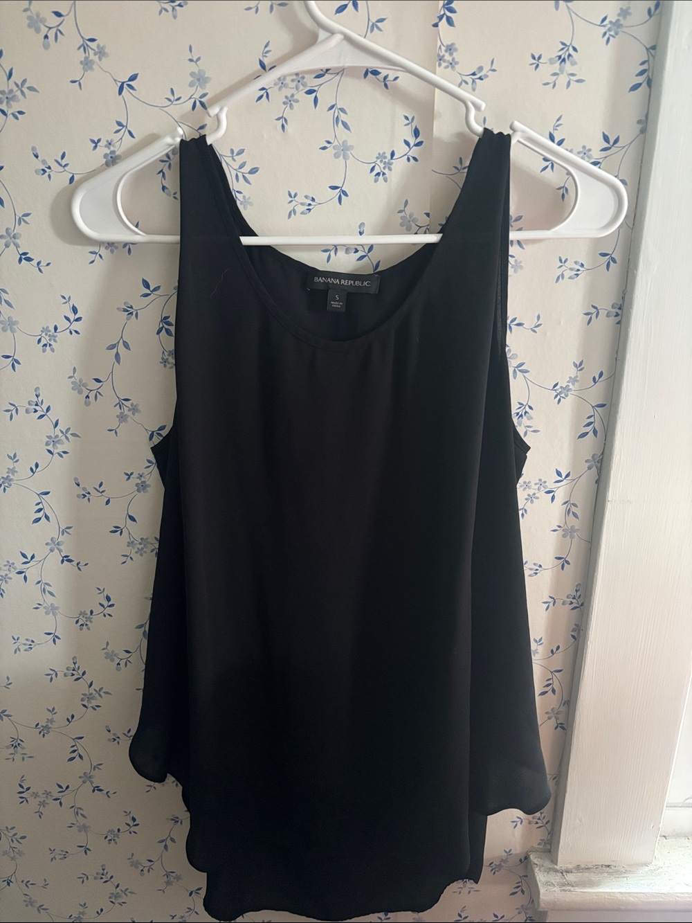 Banana Republic Black Scoop Neck Sleeveless Camisole